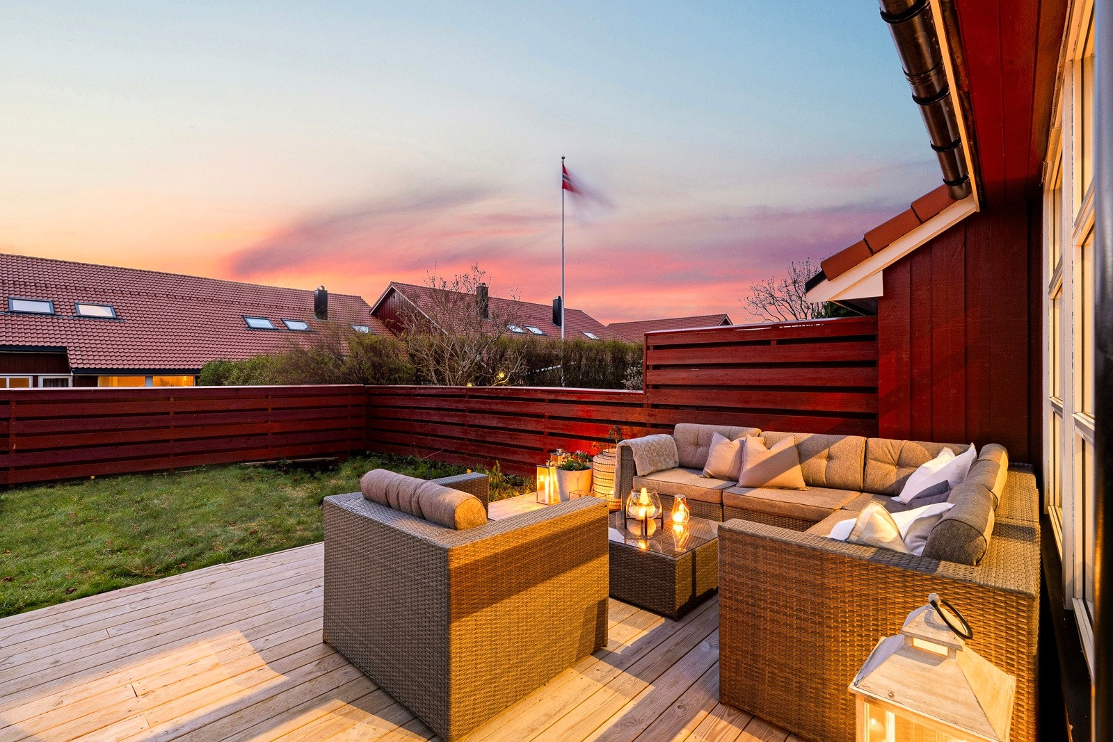 På markterrassen er det utmerket plass til grill og det man måtte ønske av utemøblement, og det er i tillegg adkomst fra stuen og via en port fra carporten. Galleribilde