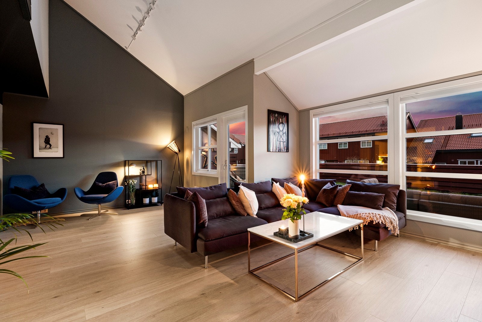 Stuen oppleves som lun, romslig og innbydende, og rommet kan stolt skilte med en fantastisk takhøyde som skaper en unik, luftig atmosfære. Galleribilde