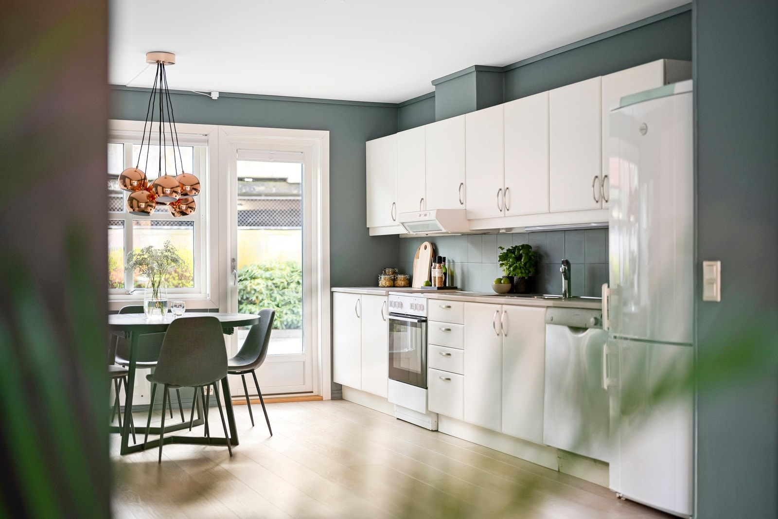 Kjøkkenet, som ble modernisert i 2015, har et moderne og pent design med gode benkeflater og rikelig med oppbevaringsplass. Galleribilde