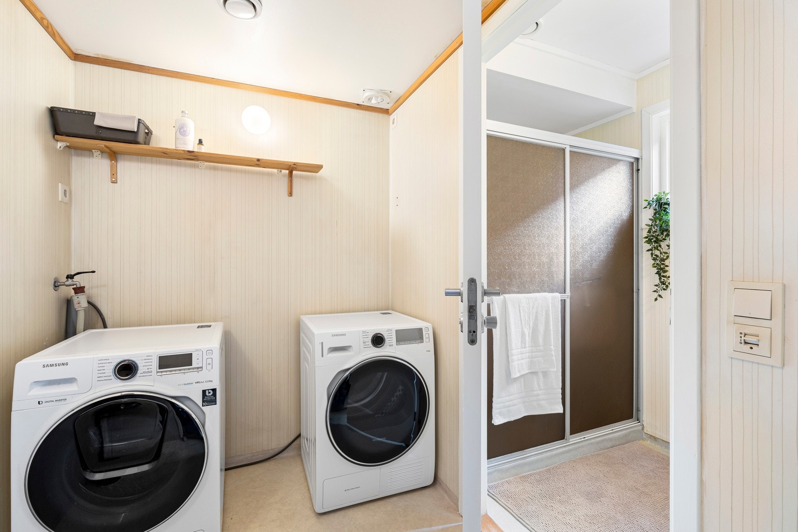 I første etasje ligger det et bad/wc og vaskerom vegg-i-vegg. Galleribilde