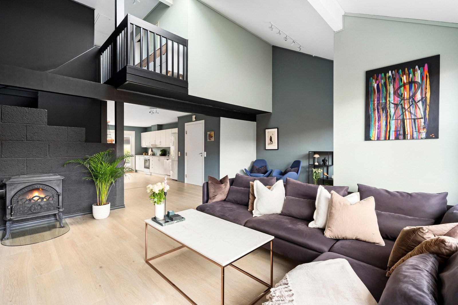 Stuen har fantastisk takhøyde og god peisovn. Galleribilde