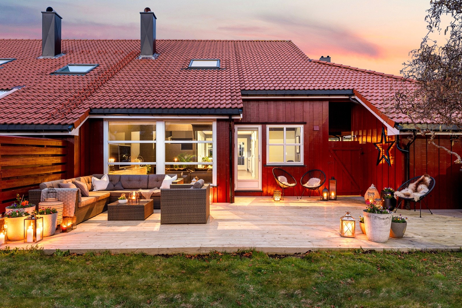 Rundt den store plenen er det satt opp rødmalt gjerde, for trygg lek for både to- og firbeinte, og i flukt med hagen er det en markterrasse på ca. 41 kvm fra 2023. Galleribilde