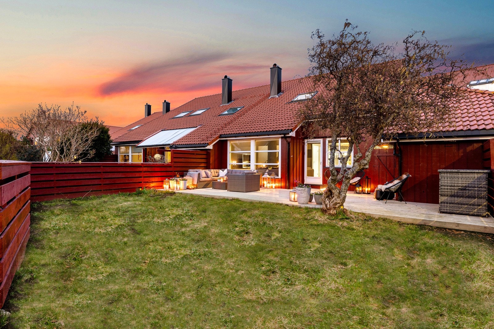 Velkommen til Dusaviksvingen 55 - et velholdt, familievennlig og tiltalende enderekkehus over 2 plan. Galleribilde