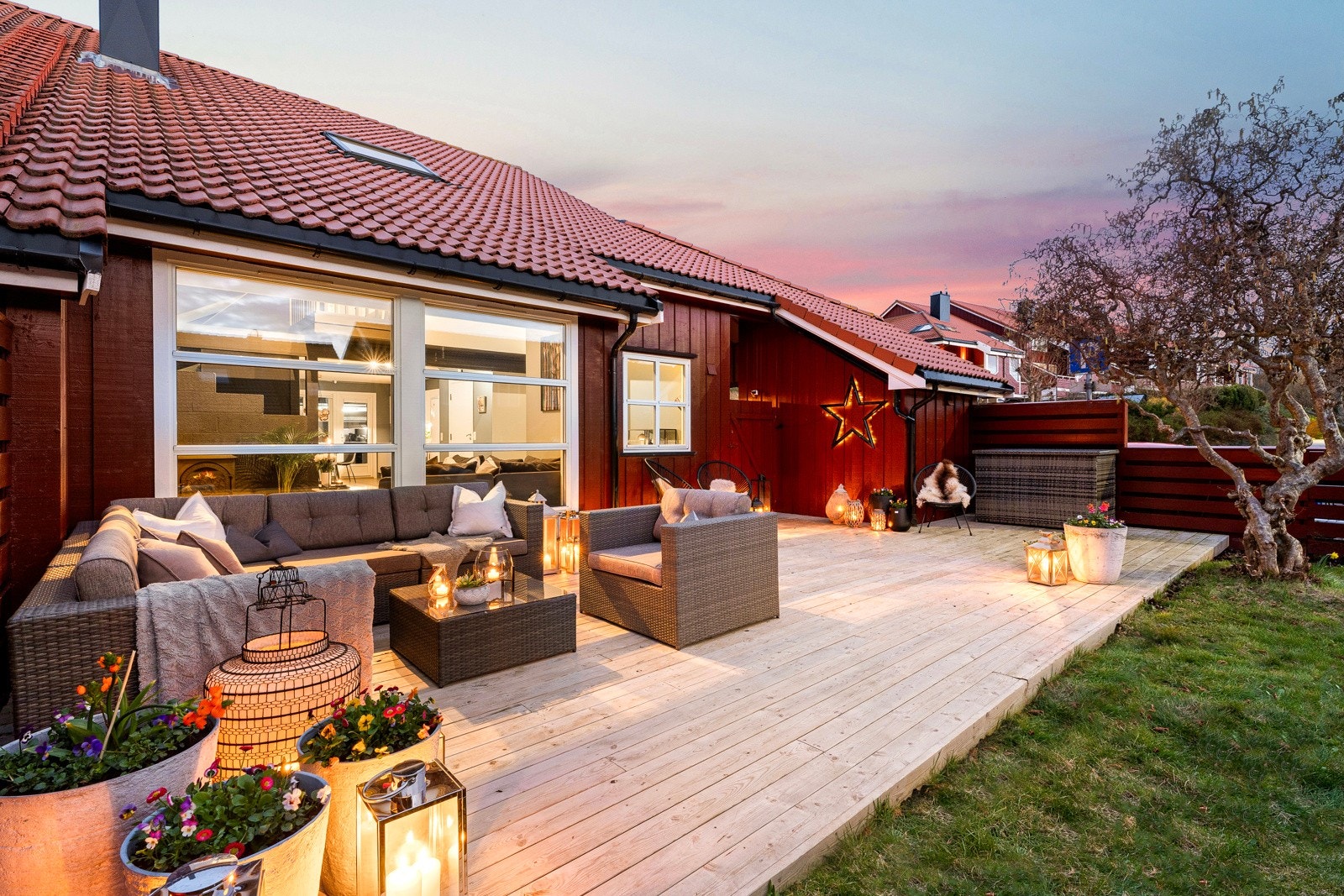 Beliggenheten er særdeles barnevennlig, med nærhet til hele fire lekeplasser, tre barnehager, busstopp og turområder, samt kort vei til matbutikk, skoler, idrettsanlegg og badestrender. Galleribilde