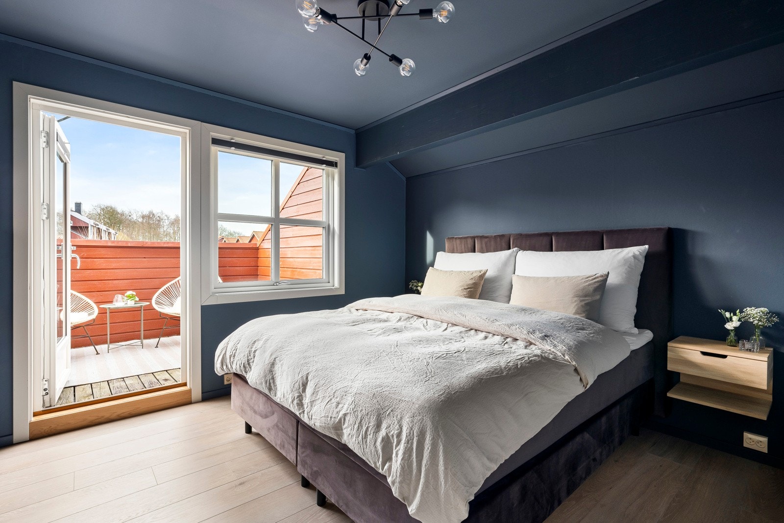 Soverommene er malt i tidsmessige fargetoner som står godt til laminatgulvene, og på hovedsoverommet er himlingen malt i samme, delikate blåfarge som veggene. Galleribilde