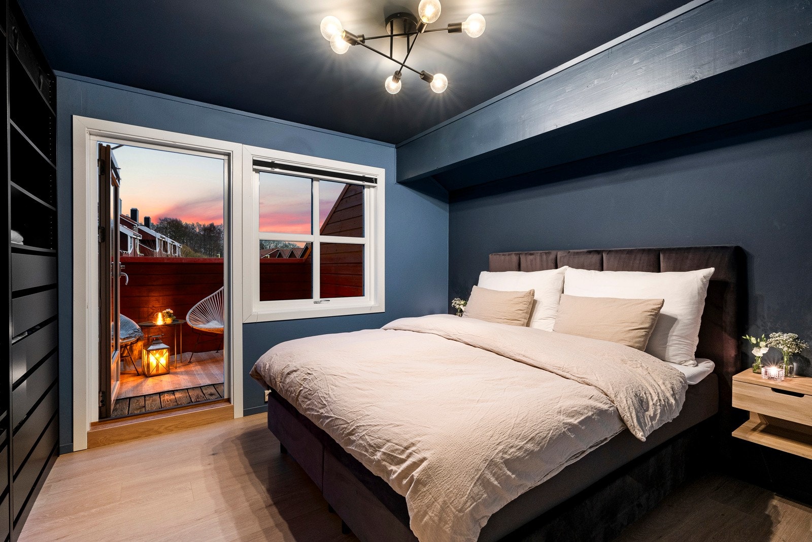 Det er tre store, pene soverom i boligen, og alle ligger samlet i andre etasje. Galleribilde