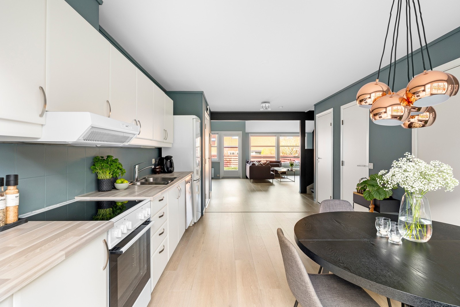 Videre er kjøkkenet utstyrt med ventilator, benkestikk og opplegg for oppvaskmaskin, samt nisje for komfyr og plass til kjøleskap. Galleribilde