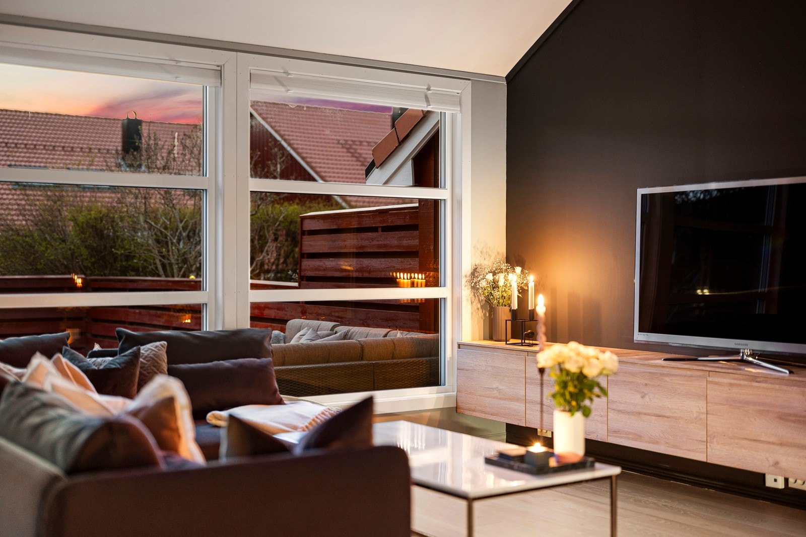 Alle boligens vinduer er utstyrt med effektiv solskjerming i senere tid. Galleribilde