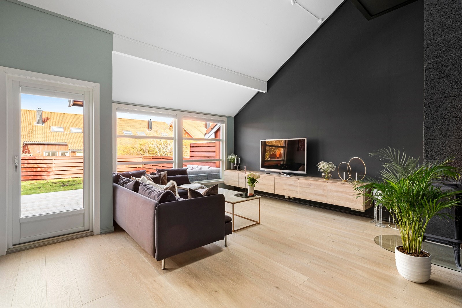 Det er god plass til sofagruppe ved en sjarmerende peisovn, og rommet byr videre på plass til både godstoler og bokhyller. Galleribilde