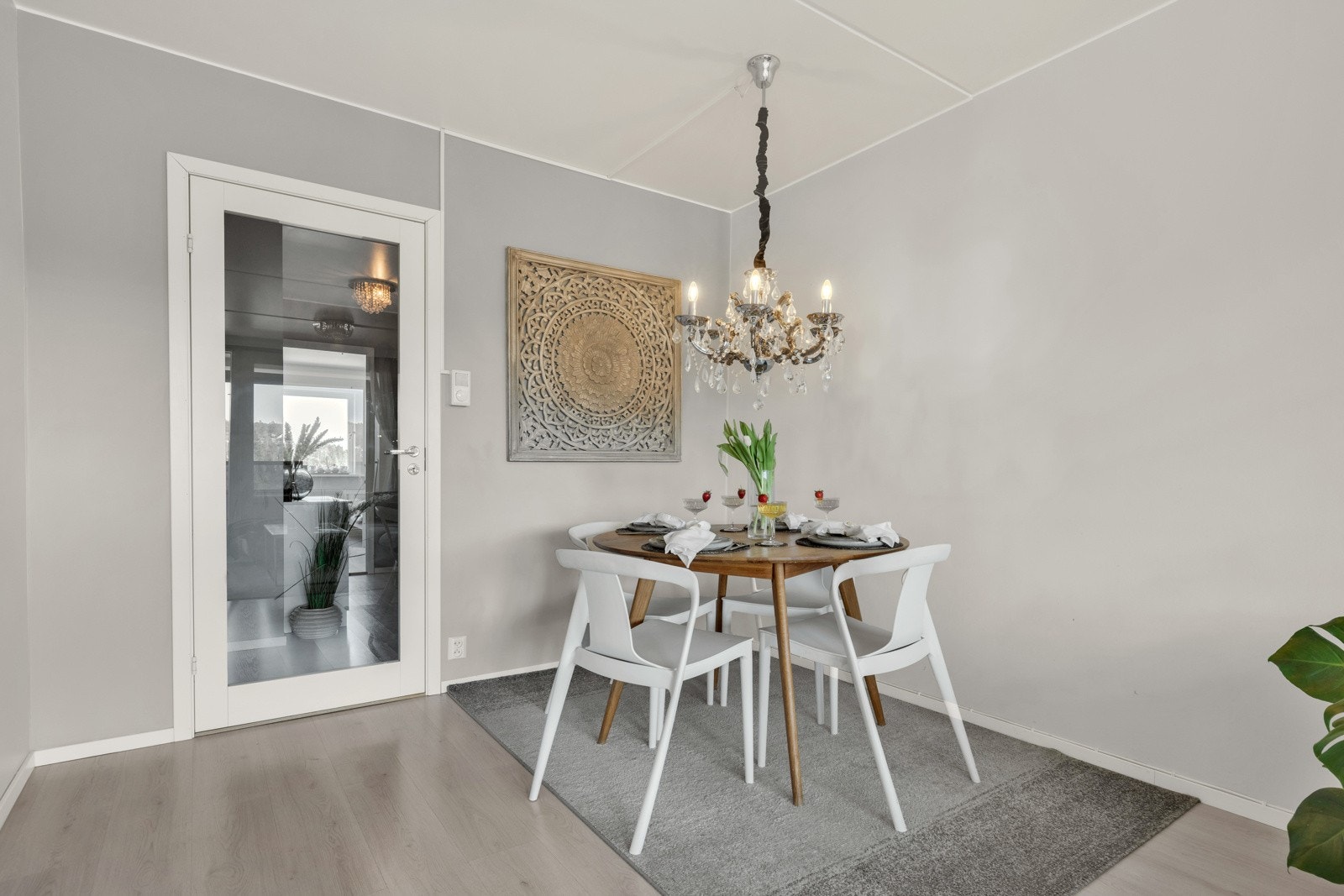 God plass til spisegruppe i stuen Galleribilde