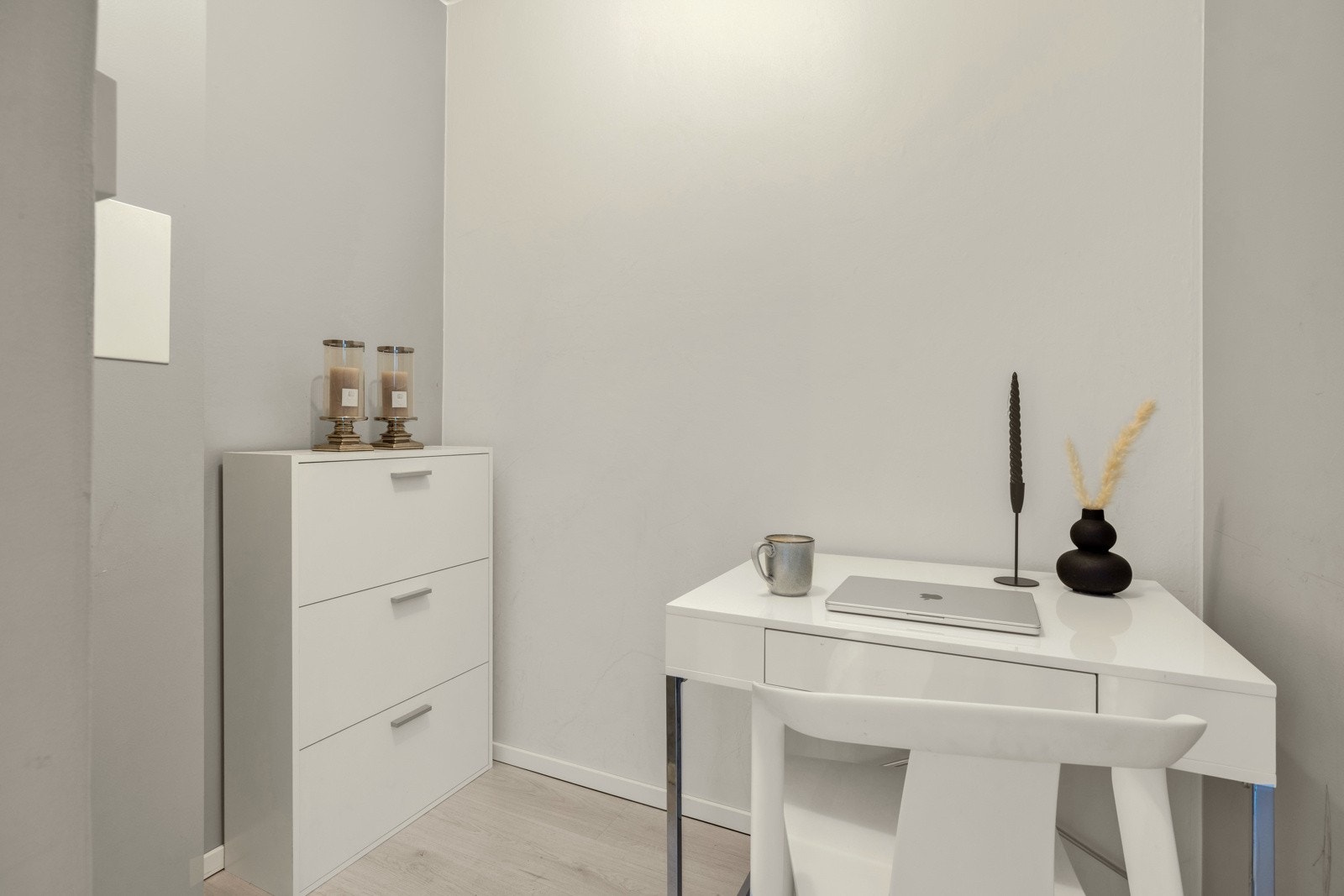 Opprinnelig innvendig bod er blitt en del av entréen og har plass til kontor/garderobe Galleribilde