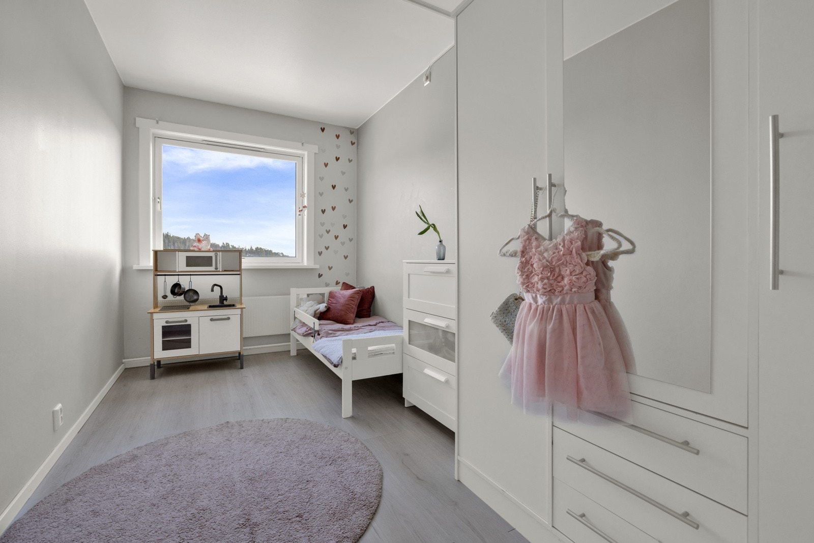 Soverom nr. 2 med plass til seng, nattbord og garderobeskap. Galleribilde