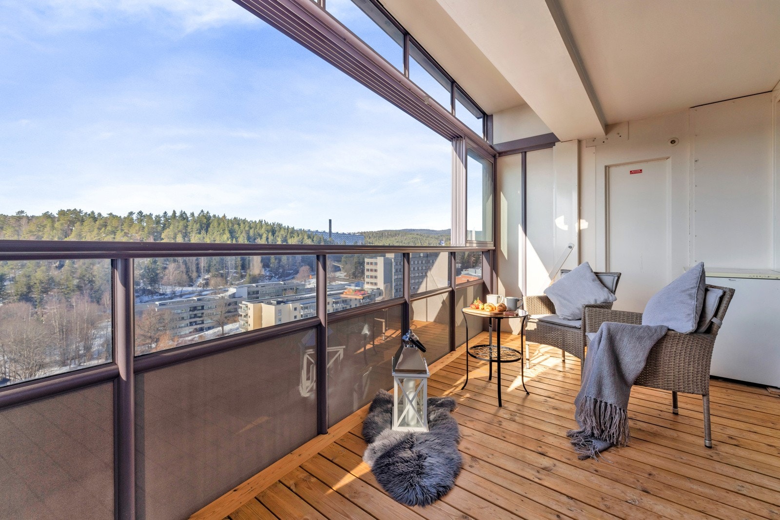 Fra stuen er det utgang til stor innglasset balkong på hele 12 m² med fantastisk utsikt, uten innsyn fra andre. Galleribilde