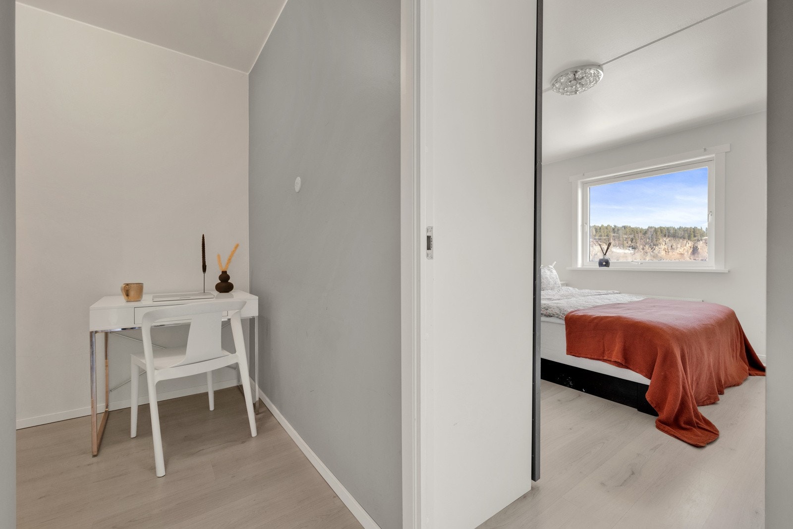 Opprinnelig innvendig bod er blitt en del av entréen og har plass til kontor/garderobe Galleribilde