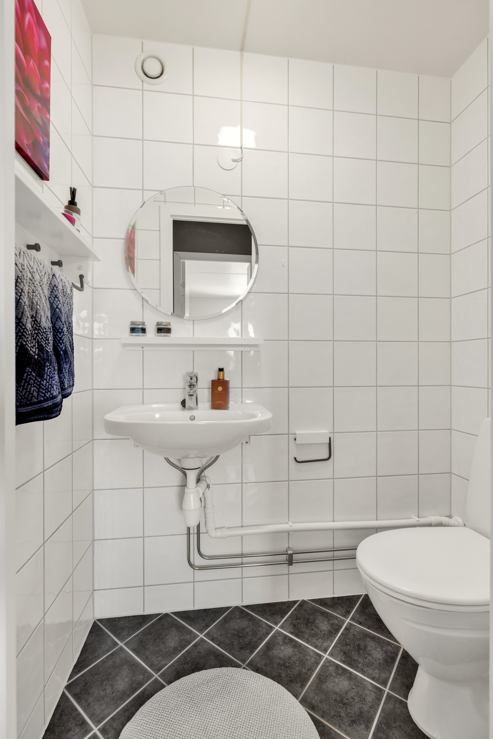Separat toalett med tilgang fra entré. Galleribilde