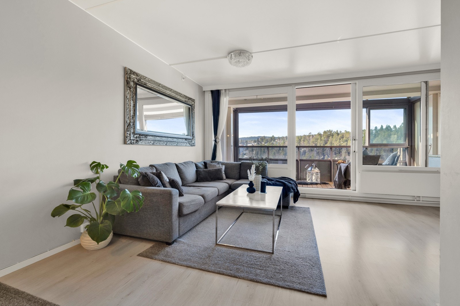 Leiligheten har en gjennomgående planløsning med romslig stue med delvis åpen kjøkkenløsning, 2 gode soverom, bad, toalett og romslig entré. Galleribilde
