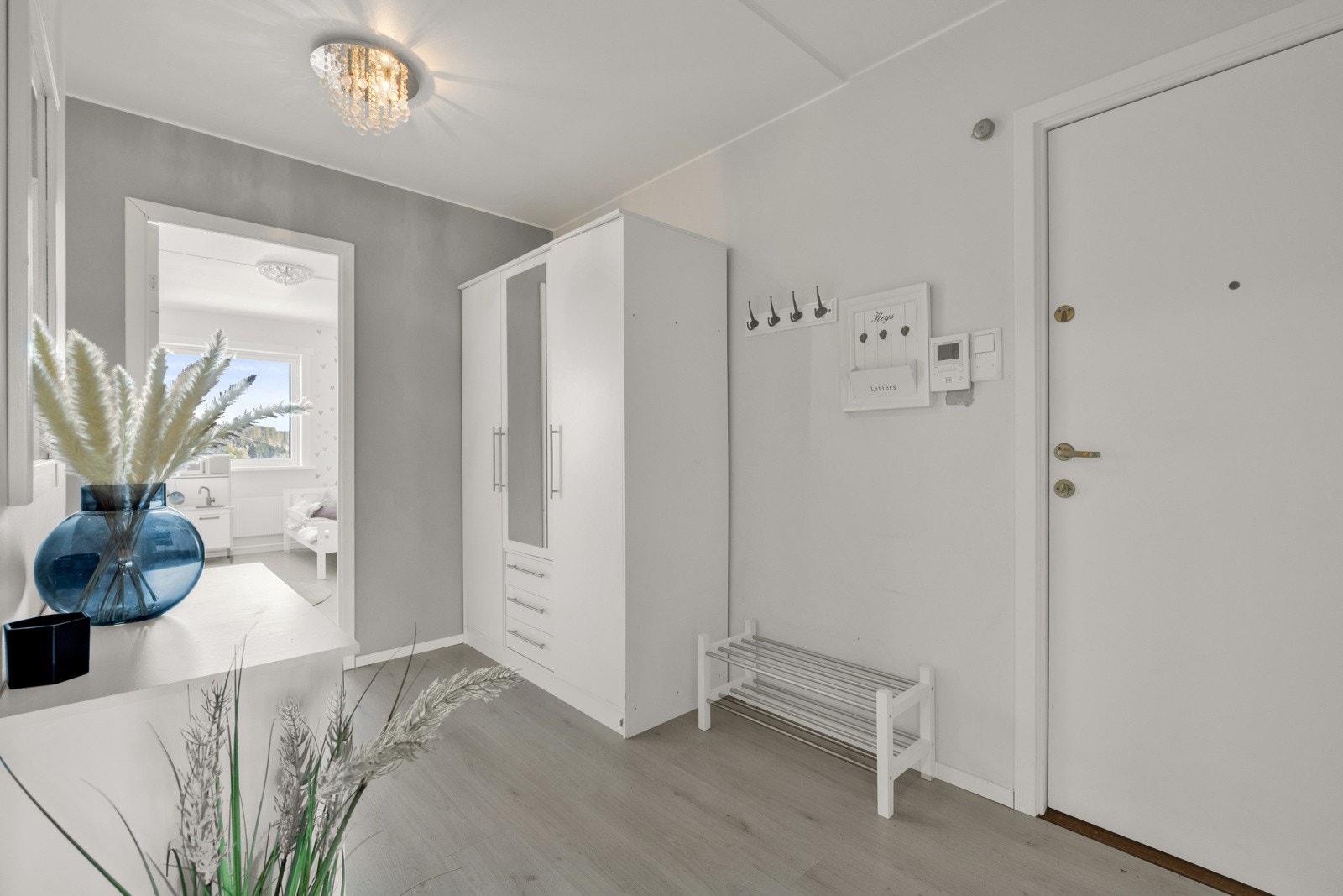 Romslig og innbydende entré med gode oppbevaringsmuligheter Galleribilde
