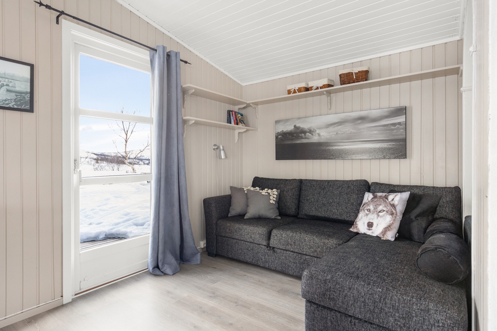 Her kan man sitte å nyte en lekker utsikt over fantastisk natur Galleribilde