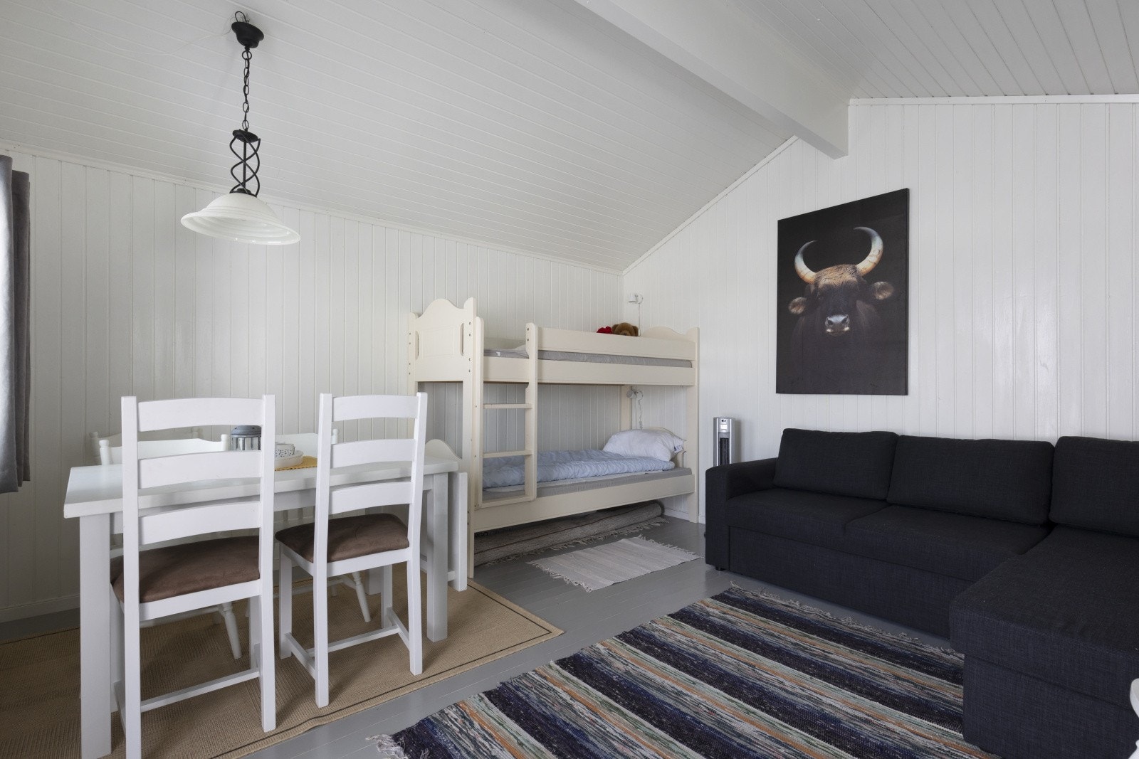De store vindusflatene og den gode takhøyden gir rommmet godt med naturlig lys inn Galleribilde