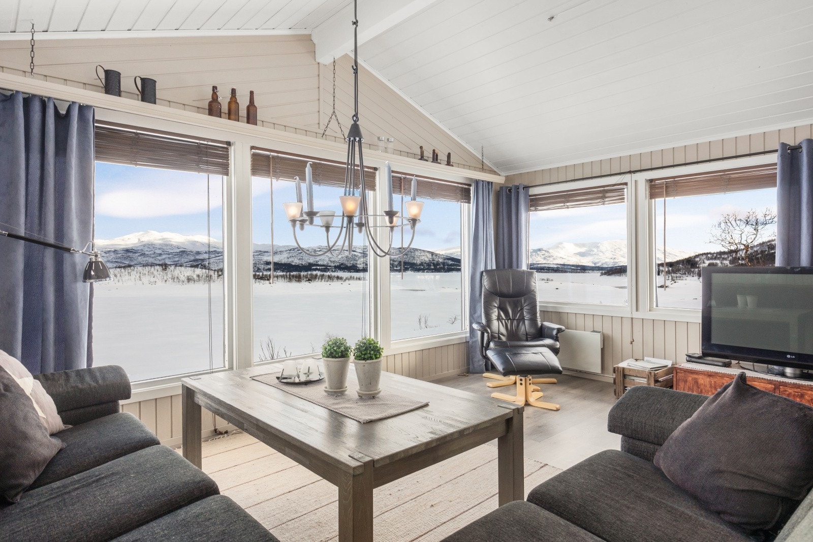 Store vindusflater som gir godt med naturlig lysinnslipp Galleribilde
