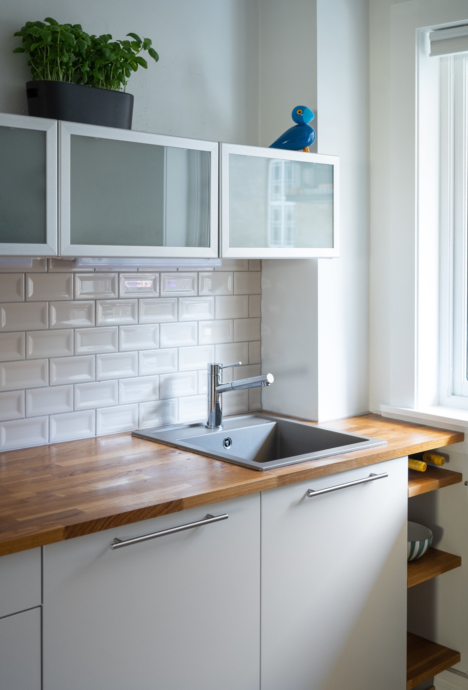 Fliser inspirert av metroen i Paris, benkeplate i heltre eik og plassbebygde hyller. Galleribilde