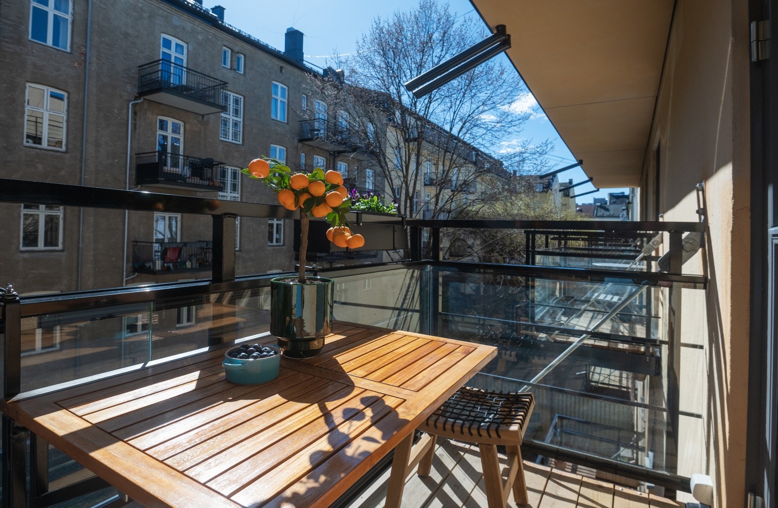 Pen balkong i arkitektonisk stil med bygget. Galleribilde