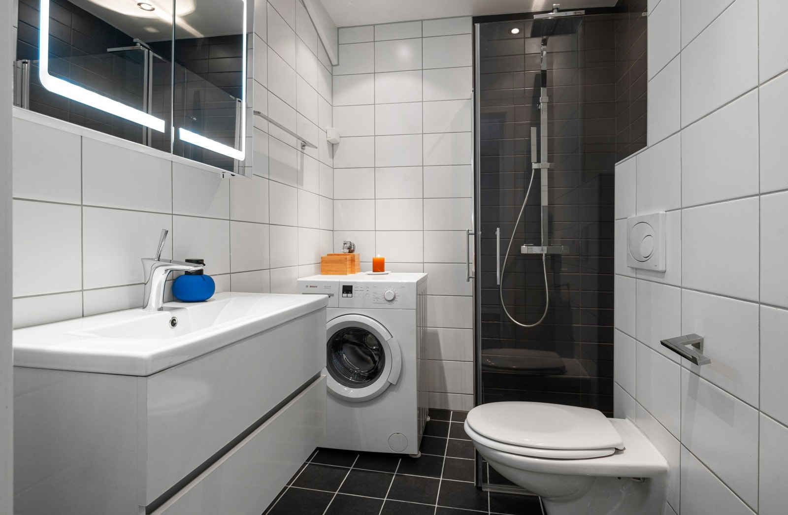 Badet har flislagte overflater og varmekabler i gulv. Opplegg for vaskemaskin. Galleribilde