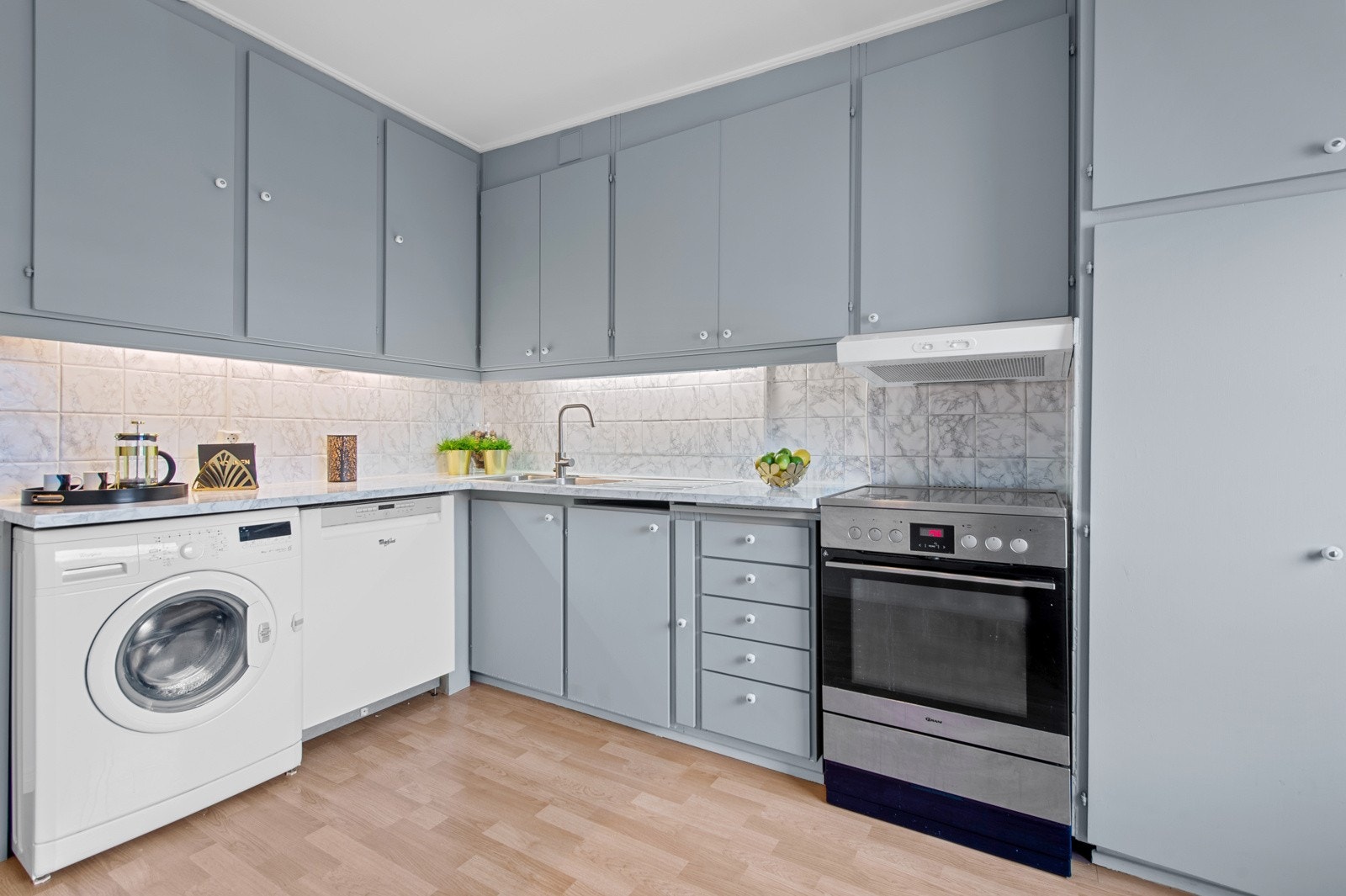 Folierte fliser over benkeplaten i samme folie som benkeplaten. Galleribilde