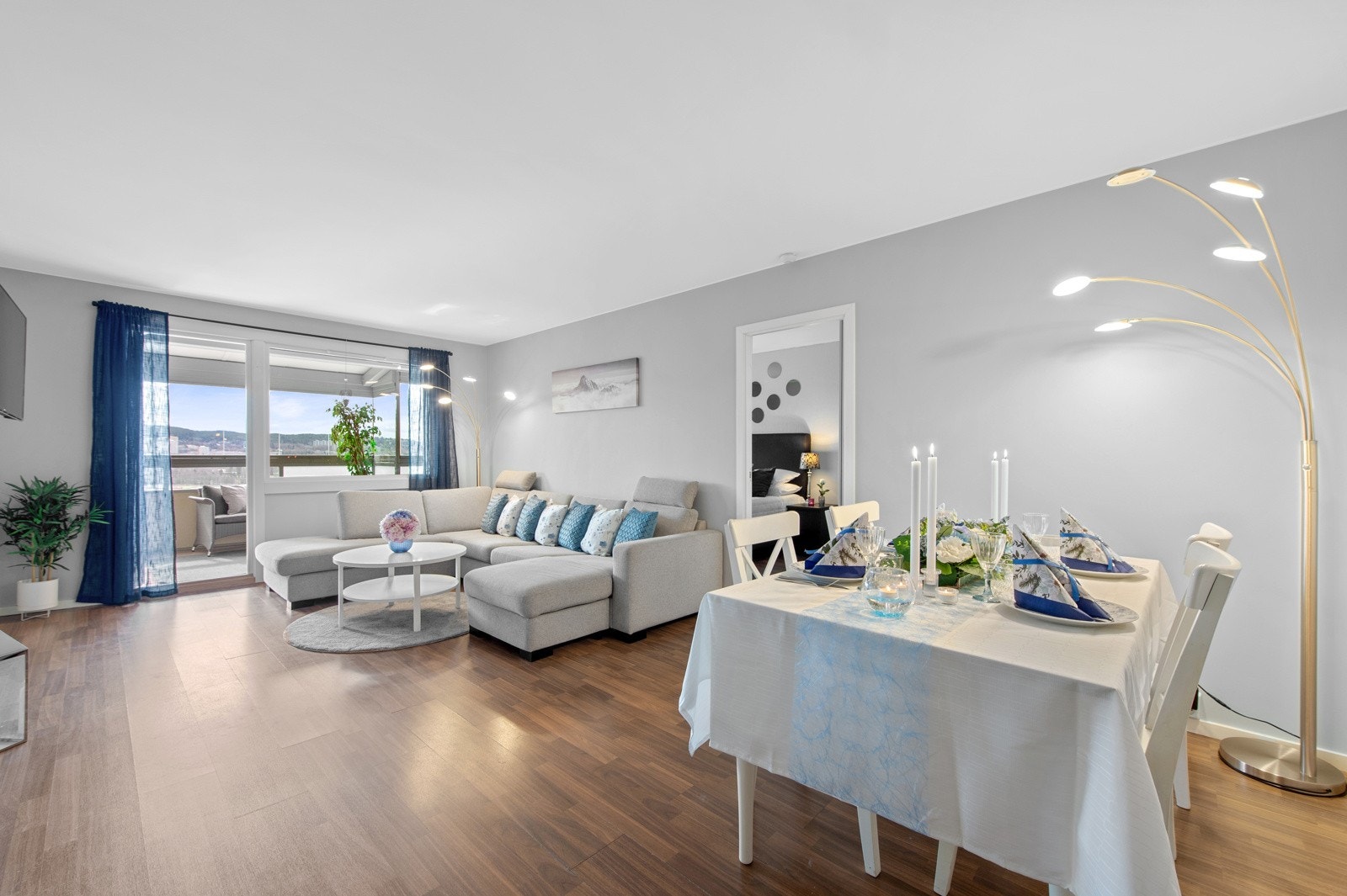 Det kan enkelt settes inn bokhyller og kommode. Galleribilde