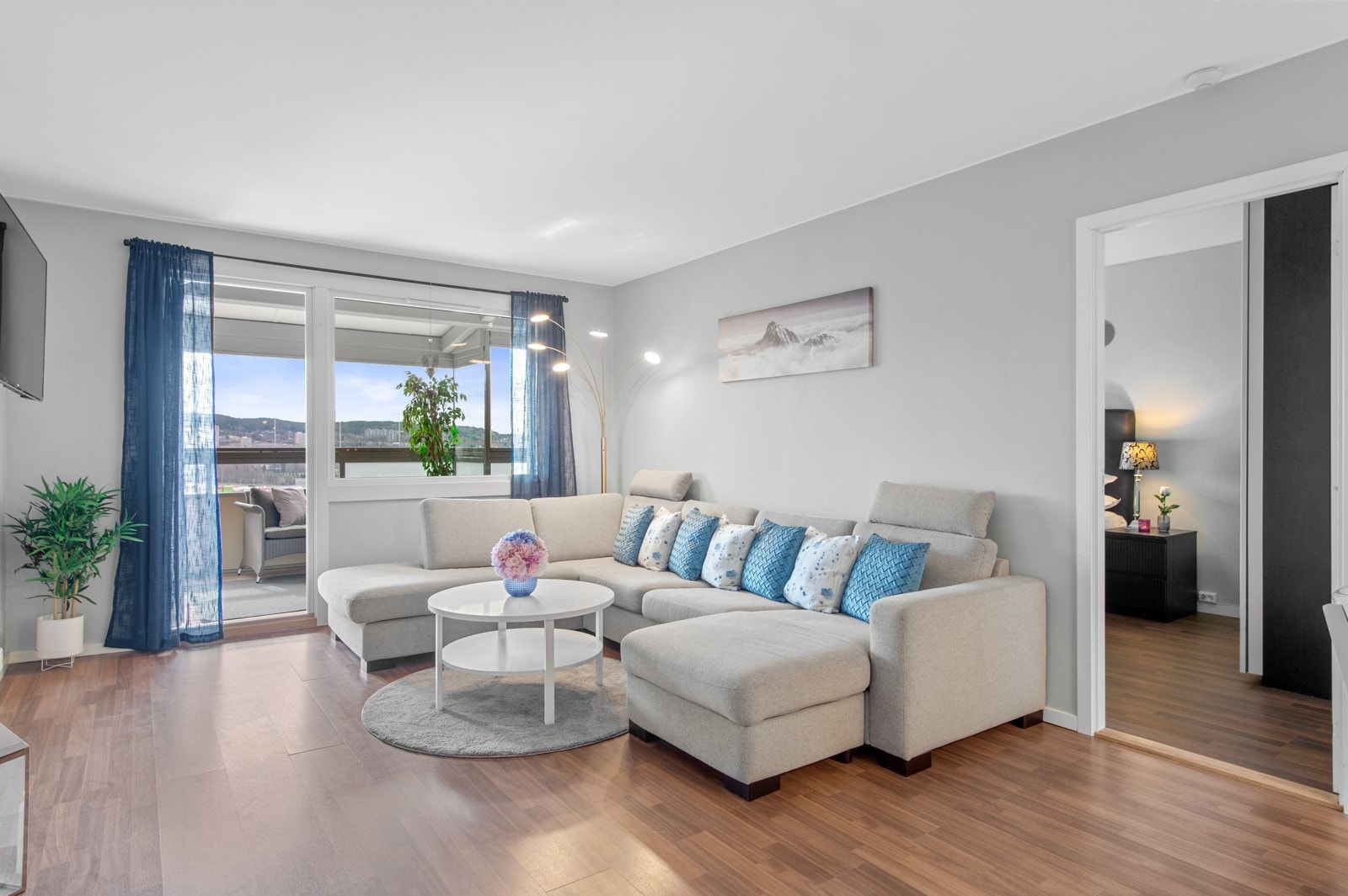 Stuen er både lys og romslig nok til å deles inn i en Tv- og spisestueseksjon Galleribilde