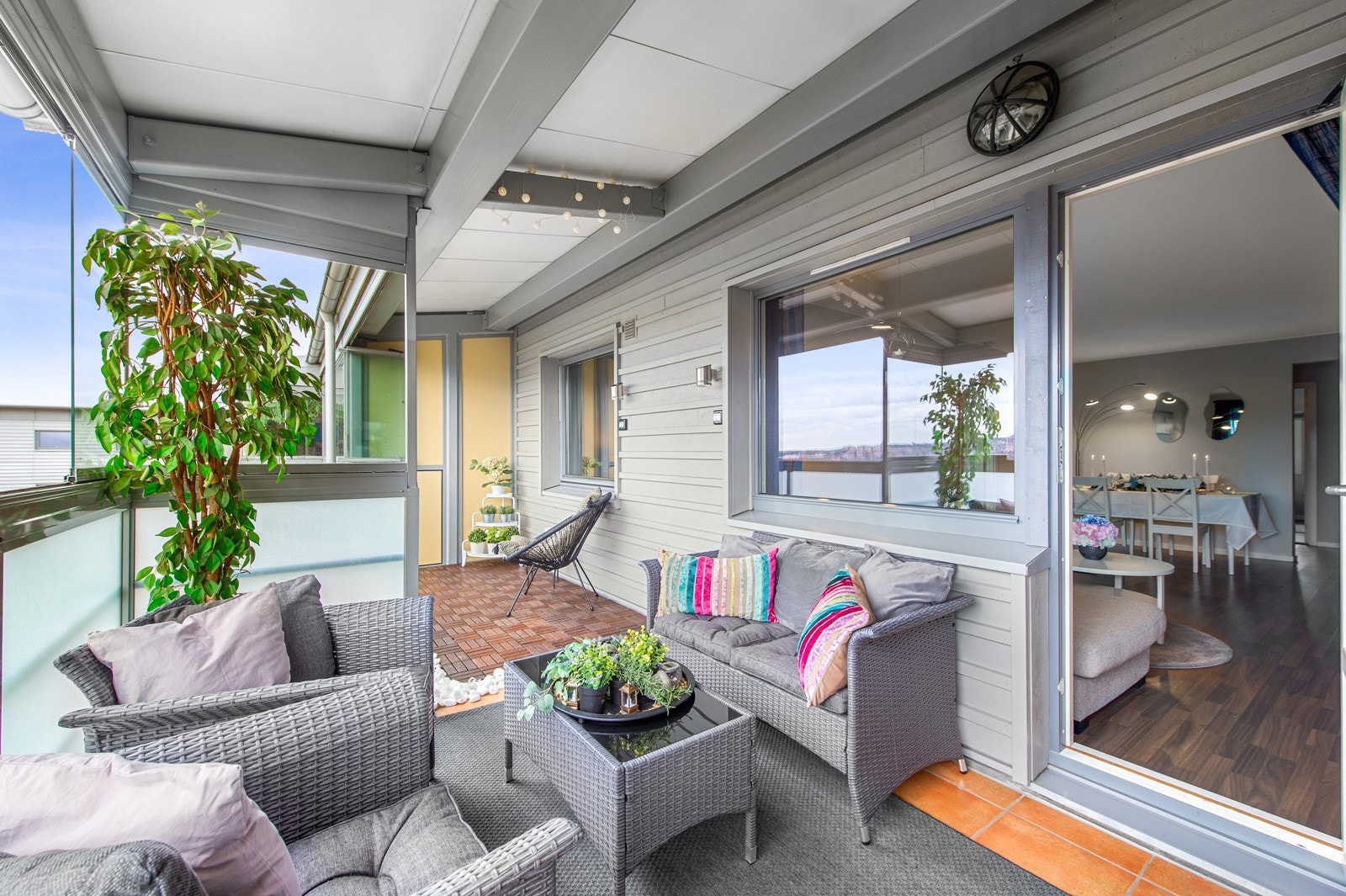 Bilder av balkongen i dagslys. Galleribilde