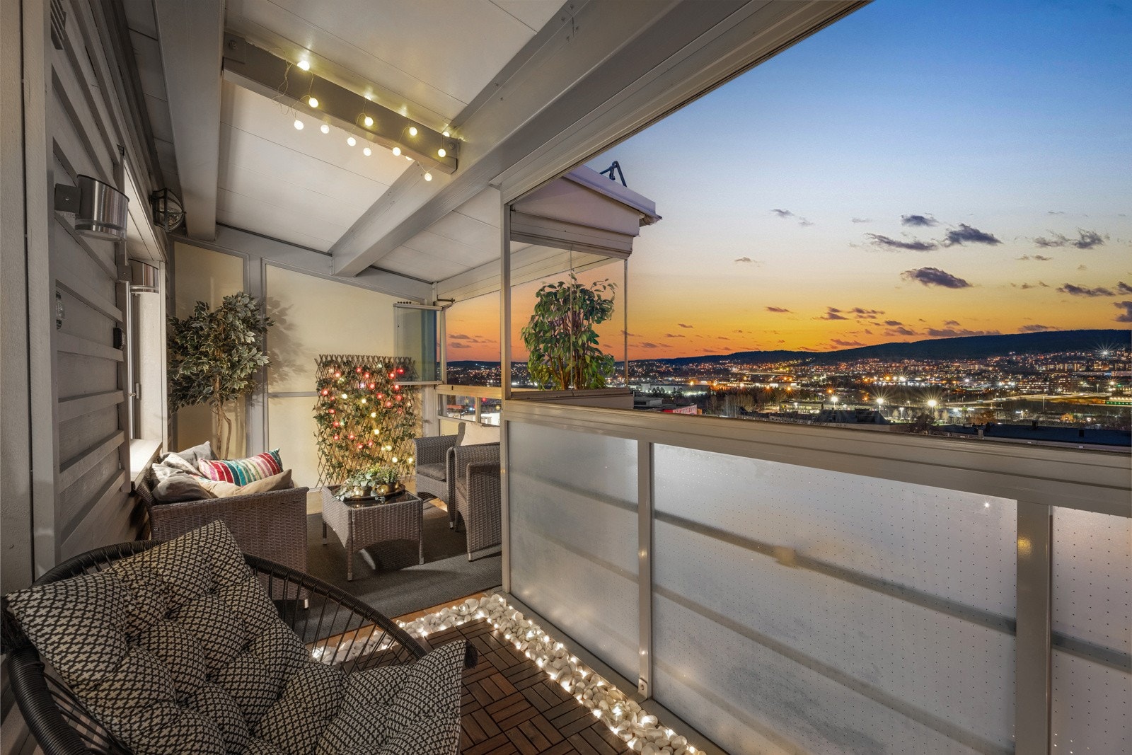 Denne gjennomgående 3-romsleiligheten består av entè/gang, stue, kjøkken, bad, innvendig bod og 2 soverom. Galleribilde