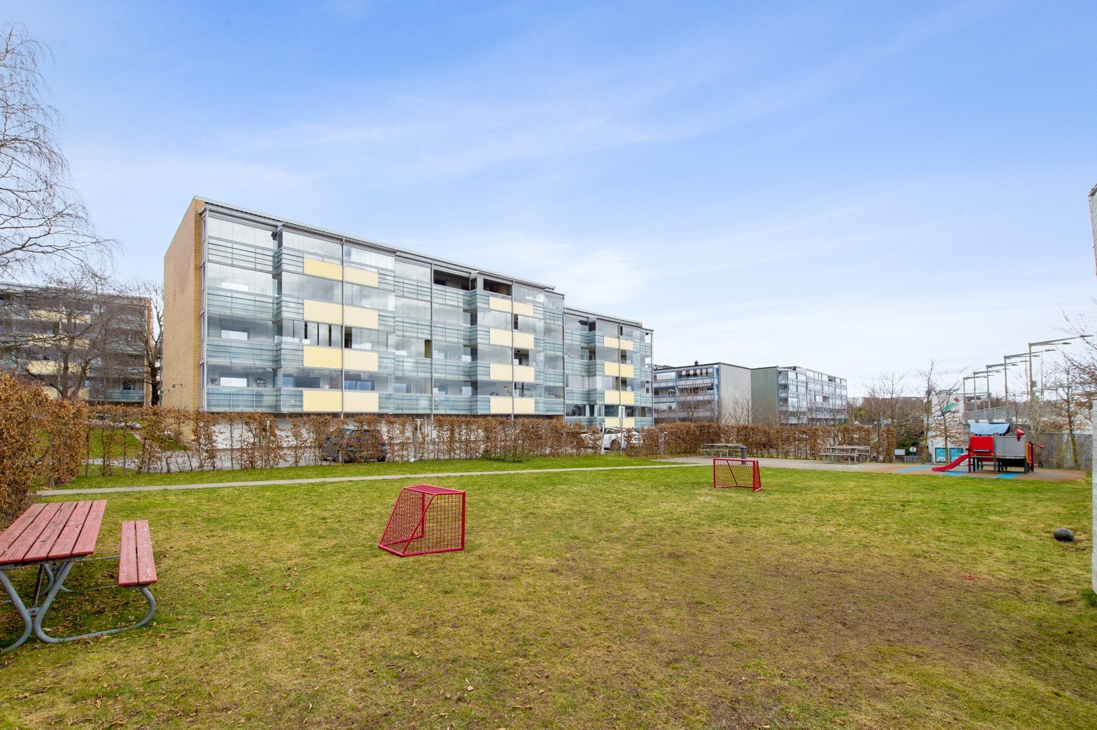 Leligheten er beliggende på Veitvet i bydel Bjerke, i Oslo. Et trivelig boligområde bestående av blokker, rekkehus og eneboliger. Galleribilde