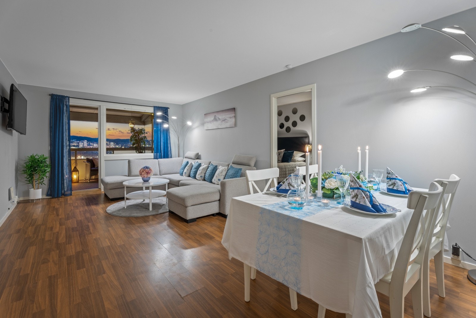 I dag er rommet innredet med hjørnesofa, stuebord, TV, spisebord og diverse belysning. Galleribilde