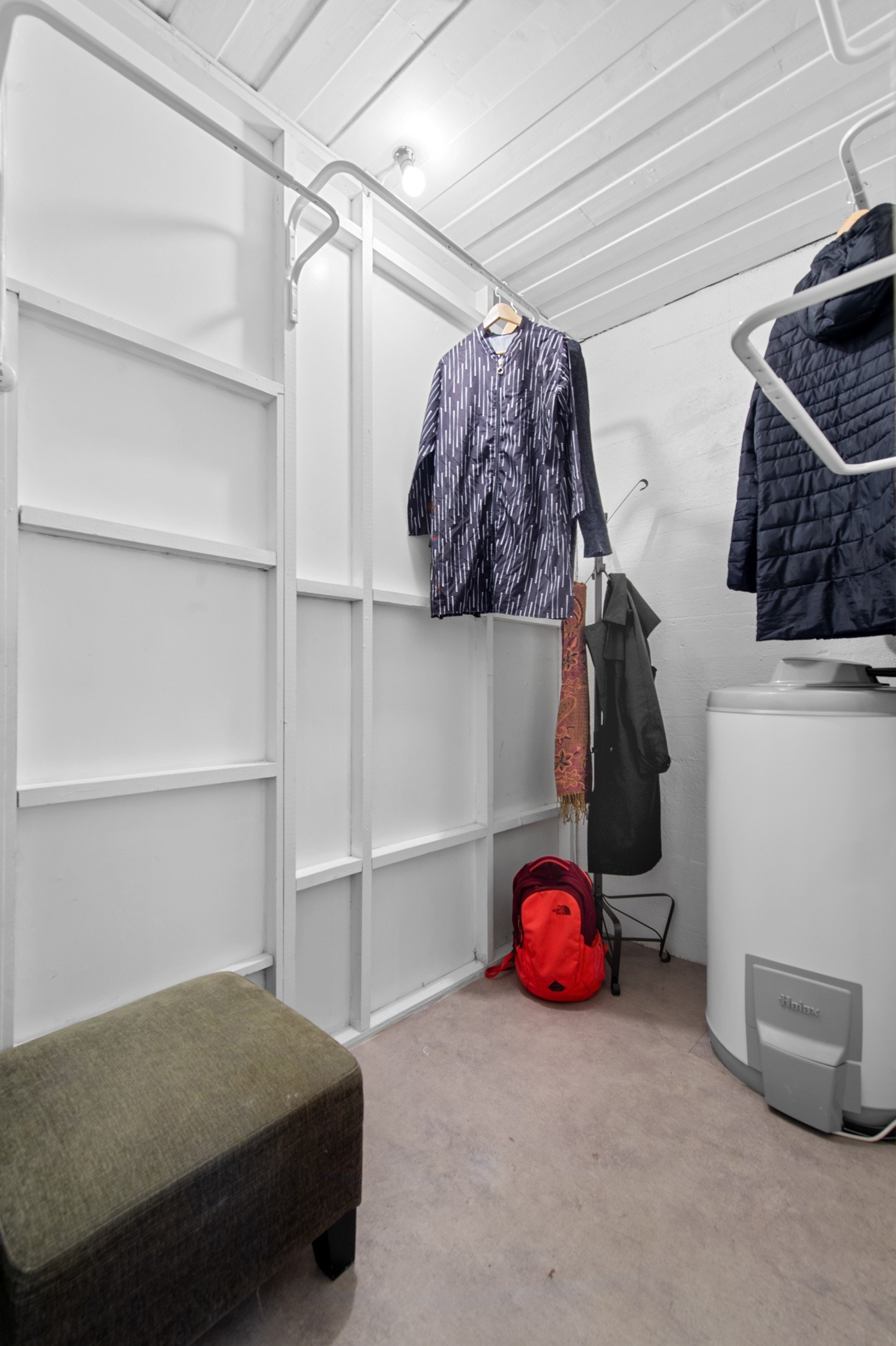 Innvendig bod med varmvannstank fra 2015. Galleribilde