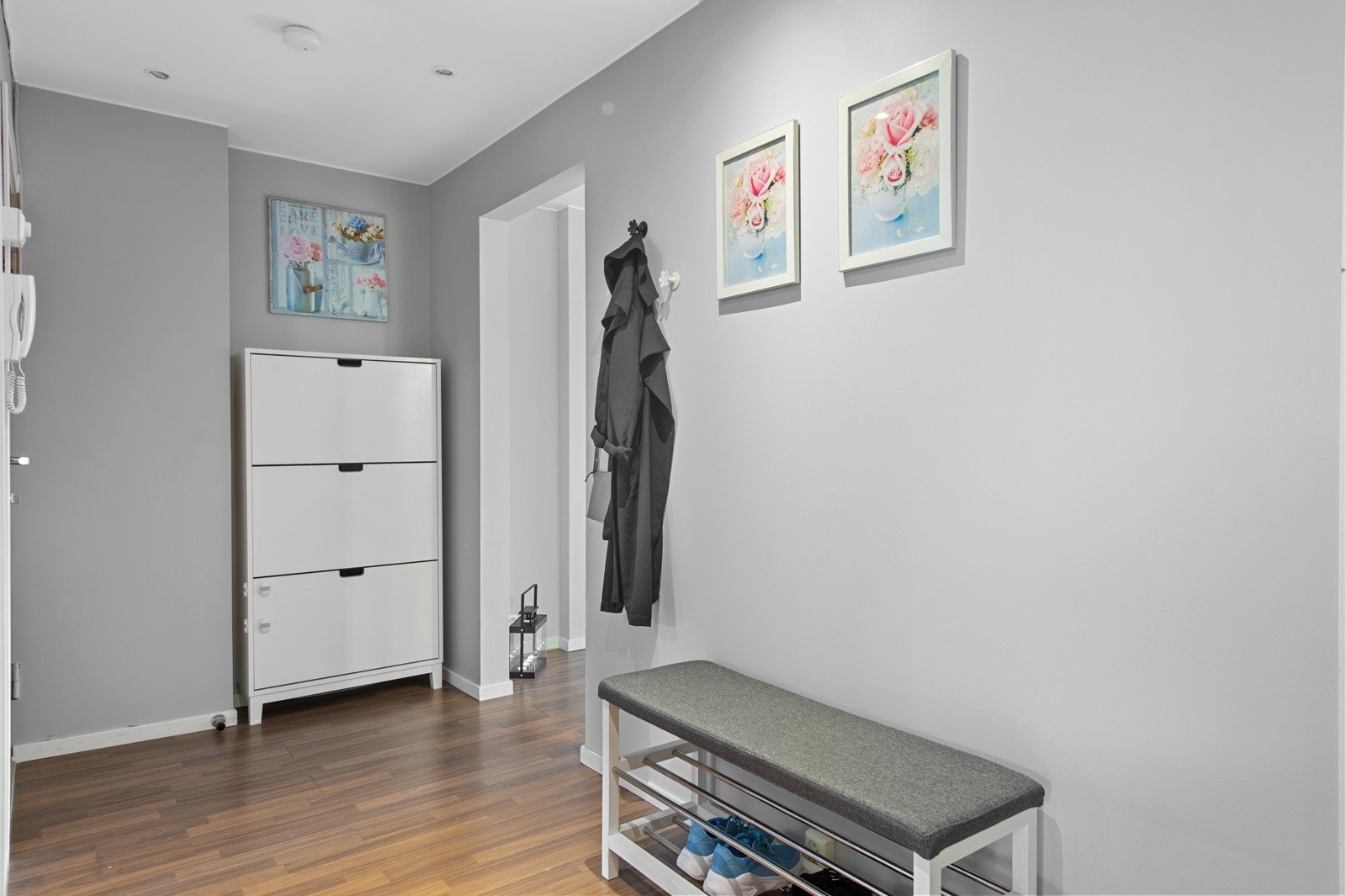 Fra entrèen/gangen er det adkoms til den innvendige bode. Galleribilde