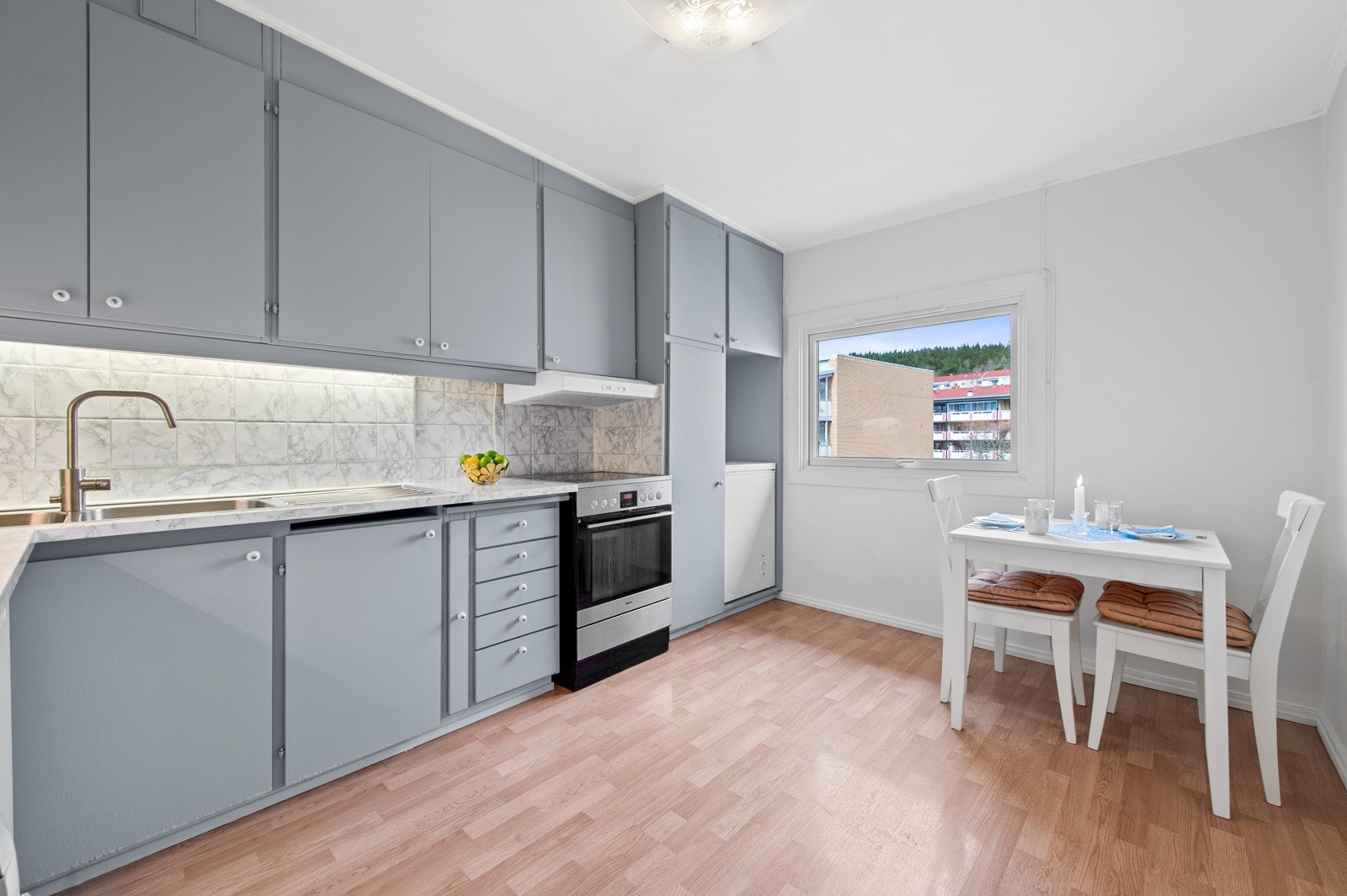 Komfyr med platetopp, kjøleskap, vaskemaskin og oppvaskmaskin.Oppvaskkum av stål med 1-greps blandebatteri og avløpsrør av plast. Galleribilde