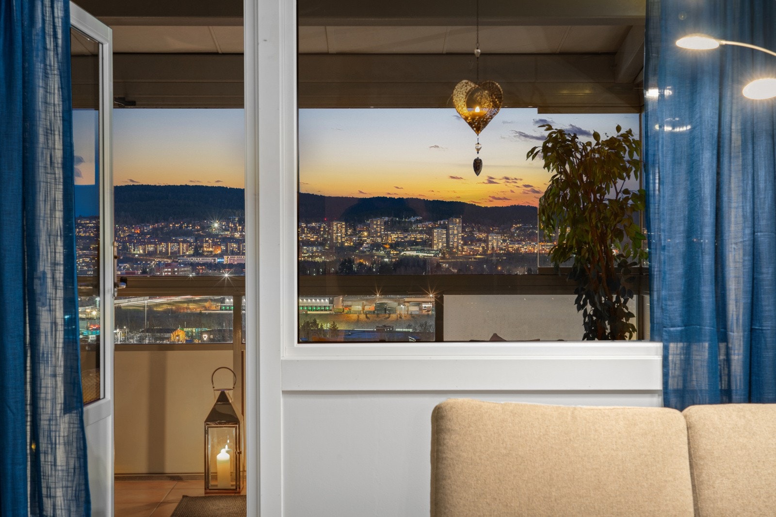 Utgang fra stue til balkong. Galleribilde