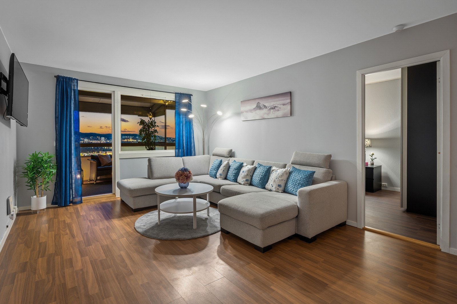 Kveldsbilde av stuen. Galleribilde