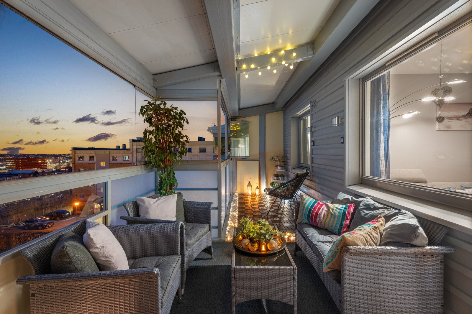 Populær 3-roms toppleilighet | Innglasset balkong med utsikt over byen | Kort gangavst. til butikker og kollektiv Galleribilde