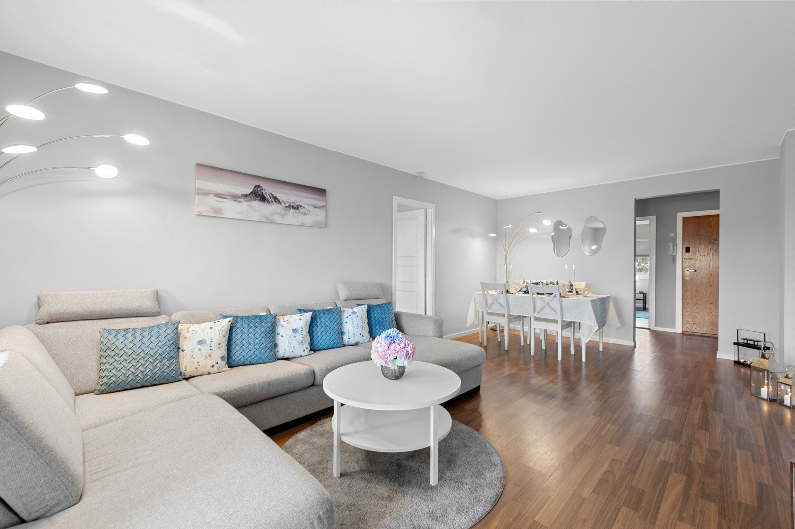 Tre-stavs parkett gulv. Galleribilde