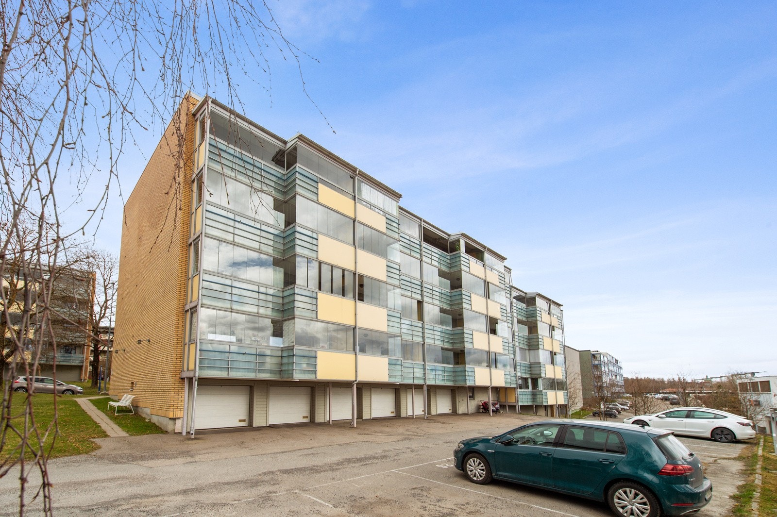 Mulighet for å leie biloppstillingsplass etter venteliste. Galleribilde