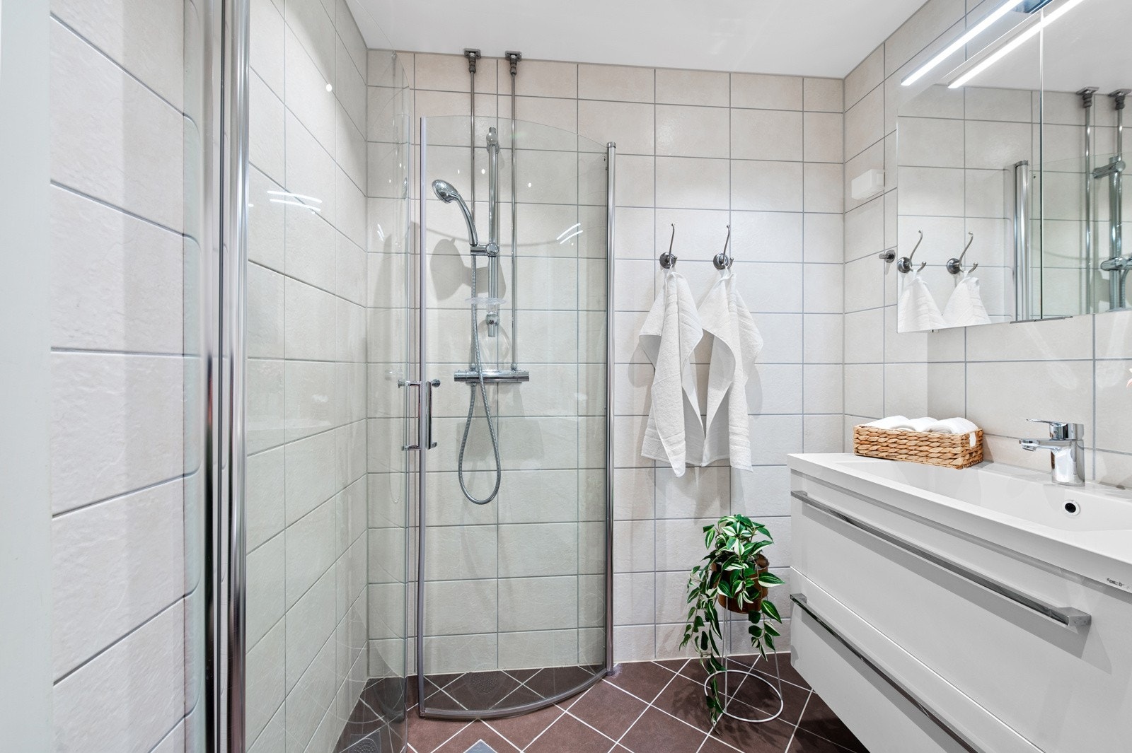 Vegghengt toalett, Dusjhjørne med 2 svingbare dusj-vegger og 2-greps blandebatteri og opplegg for vaskemaskin Galleribilde