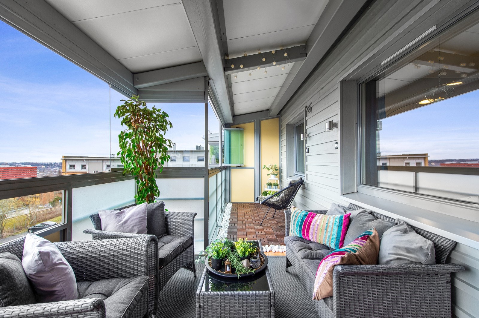 Innglasset balkong der vinduene kan forskyves og "åpnes opp" på varme sommerdager. Galleribilde