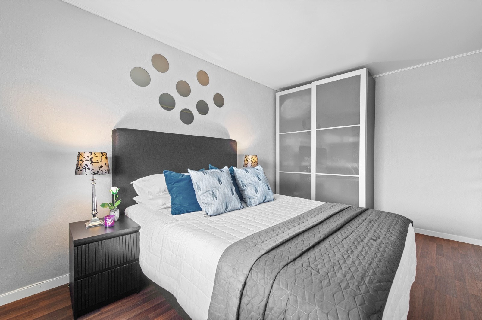 Hovedsoverommet kan innredes med dobbeltseng, nattbord og garderobeskap. Galleribilde