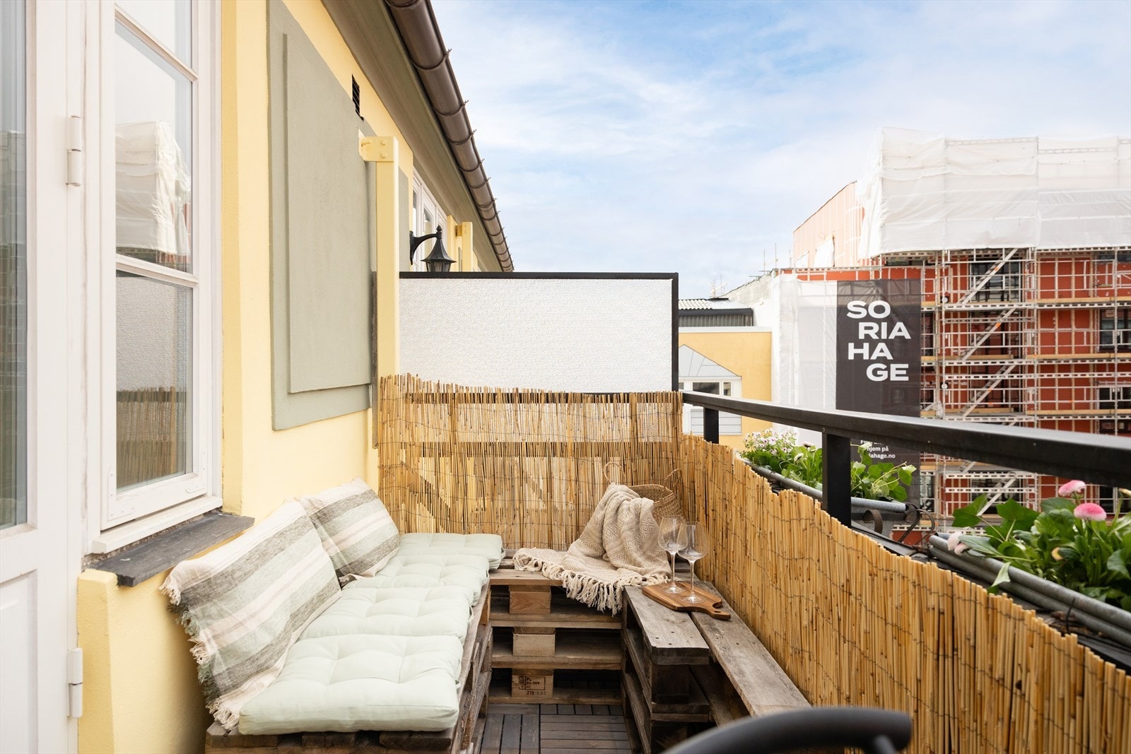- Fra stuen er det adkomst til hyggelig balkong med plass til utemøbler og grill - Galleribilde