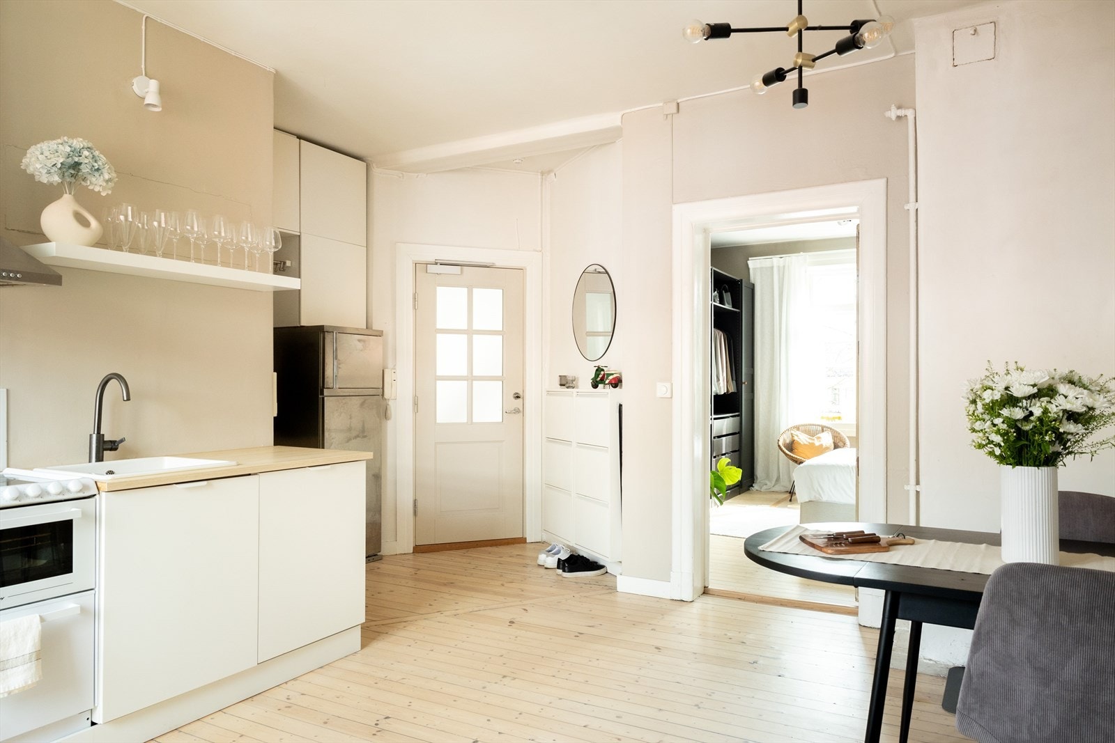 - Leiligheten ble malt i 2022 i en behagelig beige-tone - Galleribilde