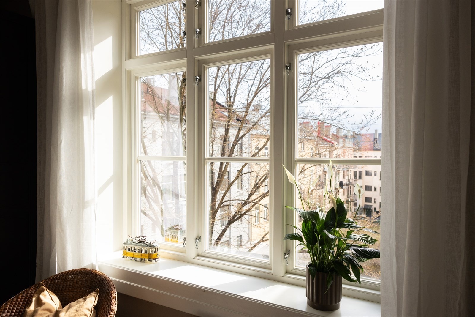 - Store vindusflater og dype vinduskarmer - Galleribilde