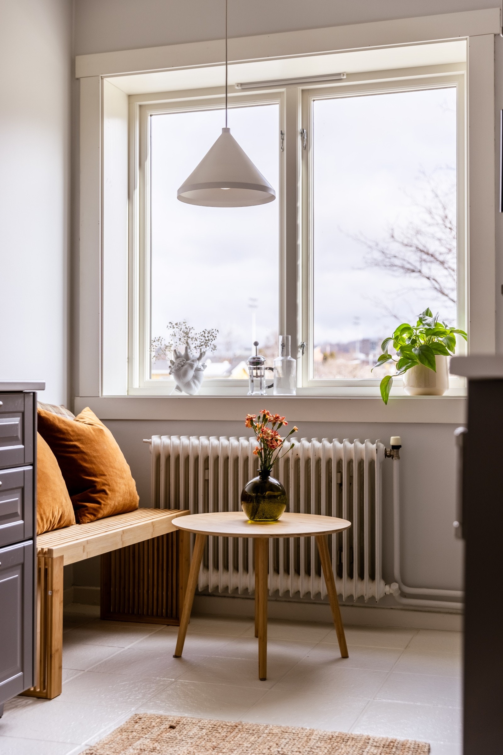 Legg merke til den koselige spiseplassen ved vinduet. Galleribilde
