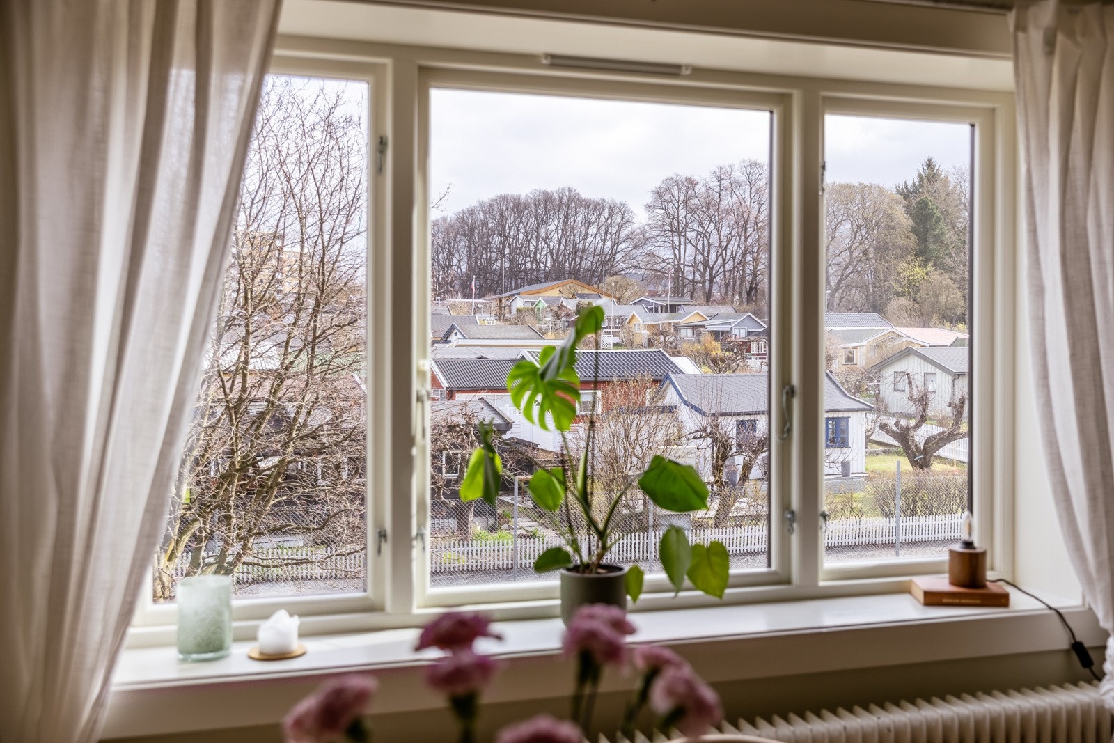 Fra både stuen og kjøkkenet er det idyllsik utsyn mot kolonihagen. Galleribilde